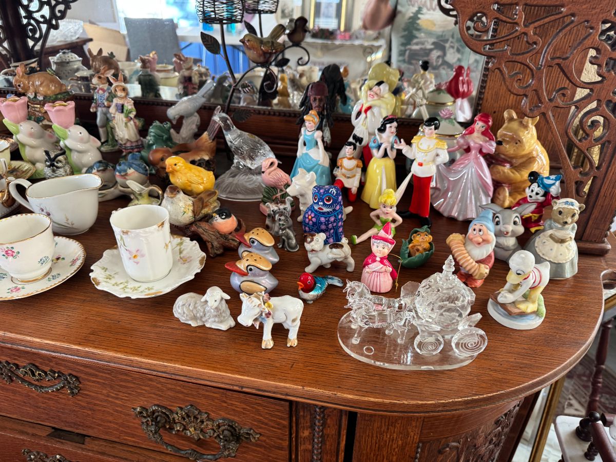 Collector's Paradise: Vintage Glass, Crystal & Eclectic Treasures - Image 7
