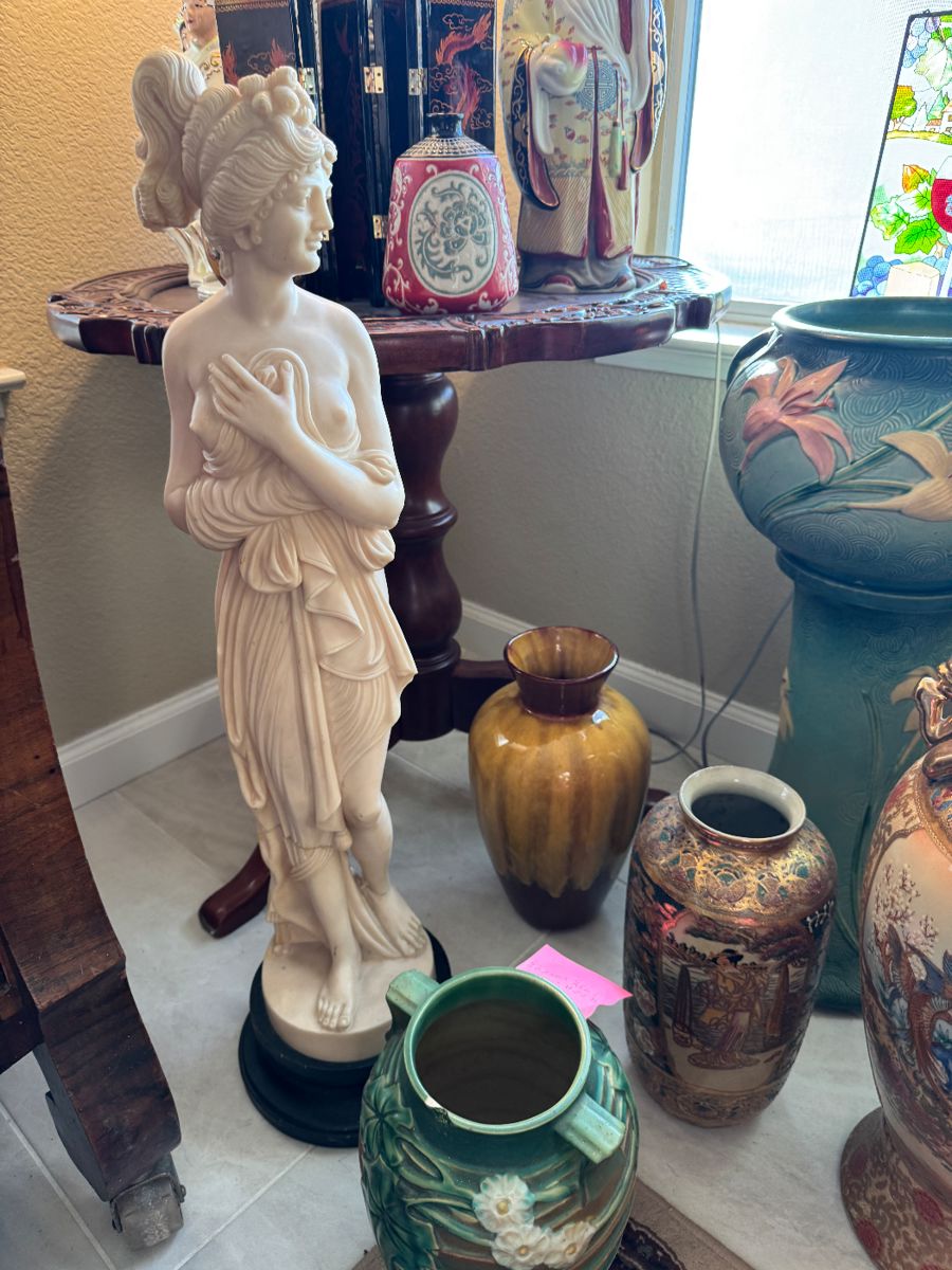 Collector's Paradise: Vintage Glass, Crystal & Eclectic Treasures - Image 9