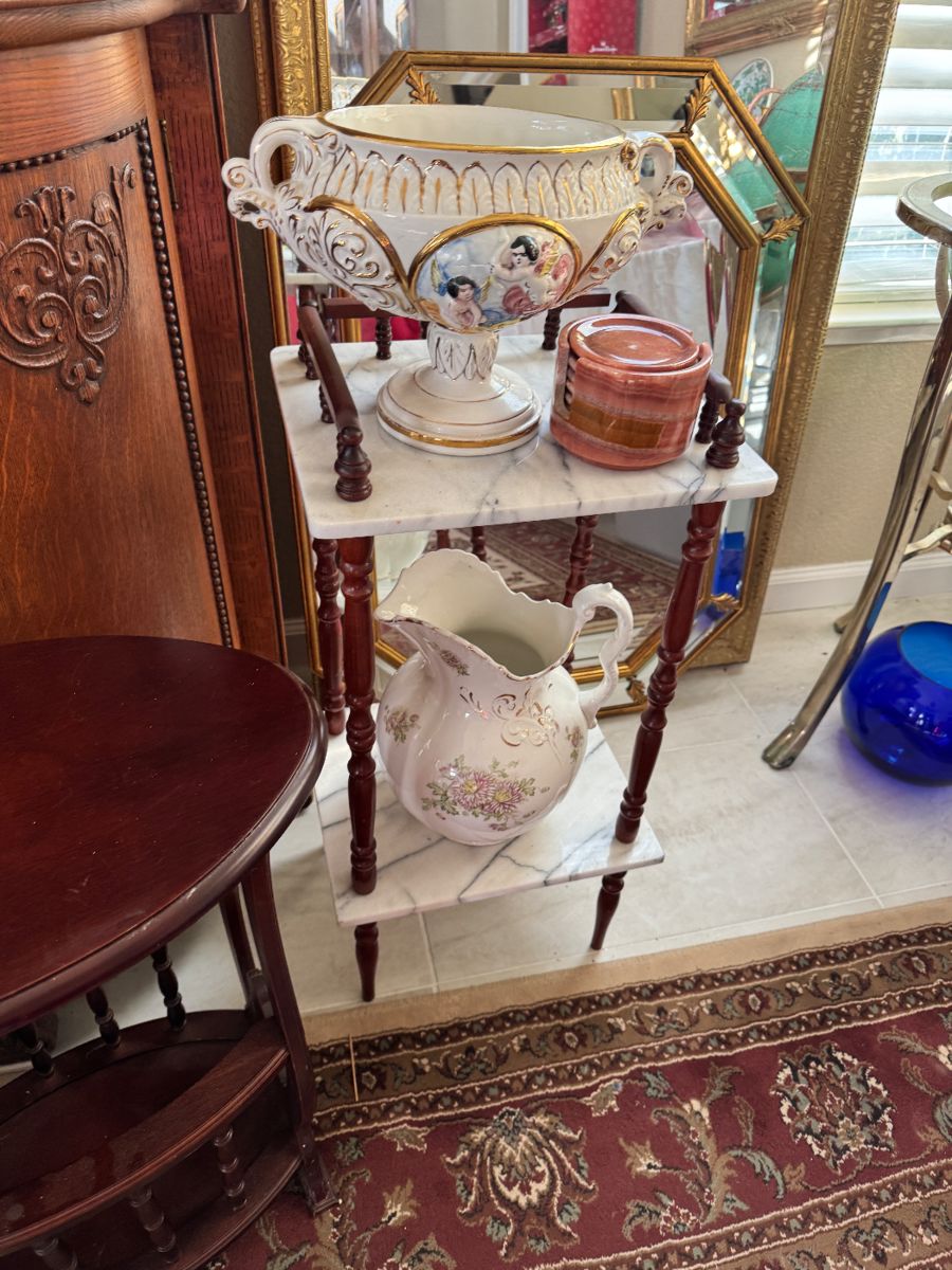 Collector's Paradise: Vintage Glass, Crystal & Eclectic Treasures - Image 10