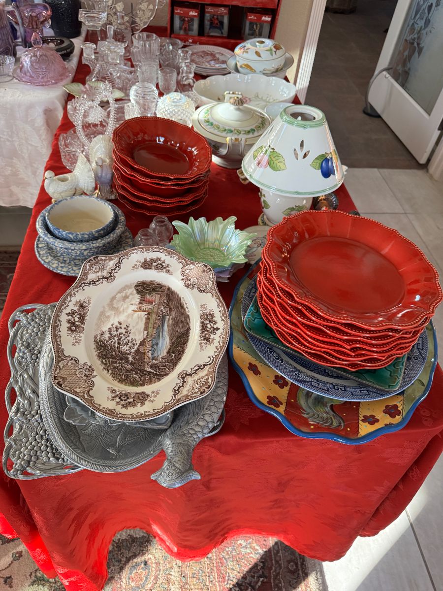 Collector's Paradise: Vintage Glass, Crystal & Eclectic Treasures - Image 11