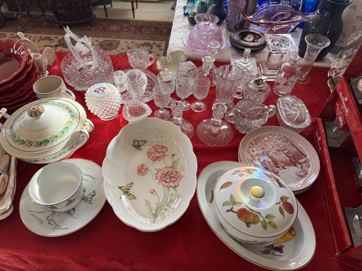 Collector's Paradise: Vintage Glass, Crystal & Eclectic Treasures - Image 12