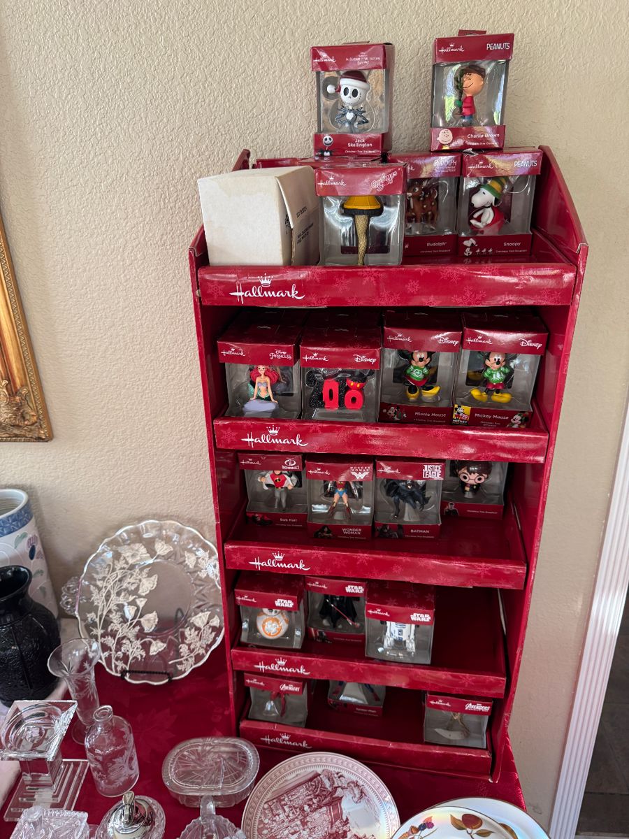 Collector's Paradise: Vintage Glass, Crystal & Eclectic Treasures - Image 17