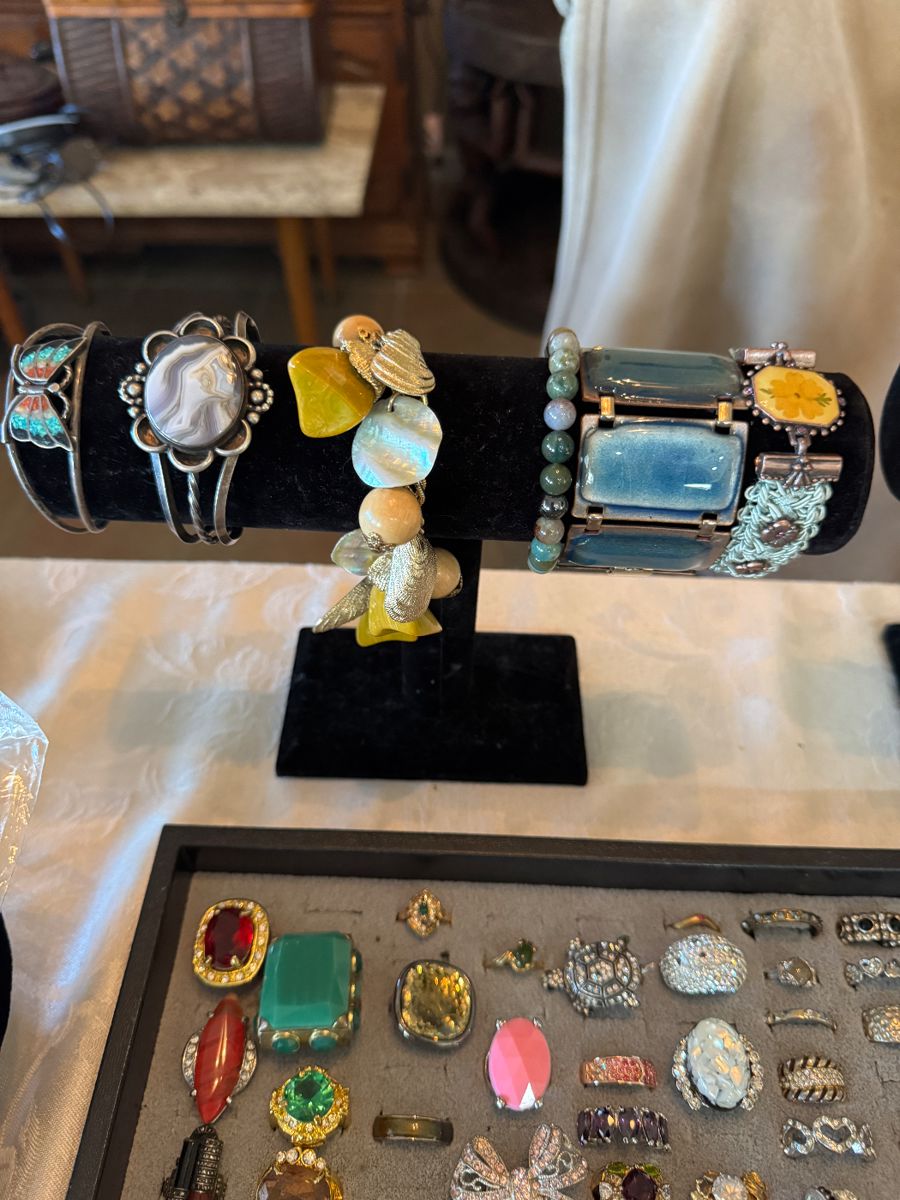 Collector's Paradise: Vintage Glass, Crystal & Eclectic Treasures - Image 21