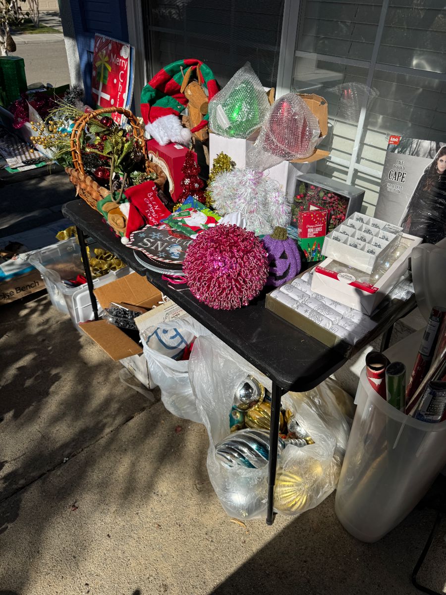 Collector's Paradise: Vintage Glass, Crystal & Eclectic Treasures - Image 27