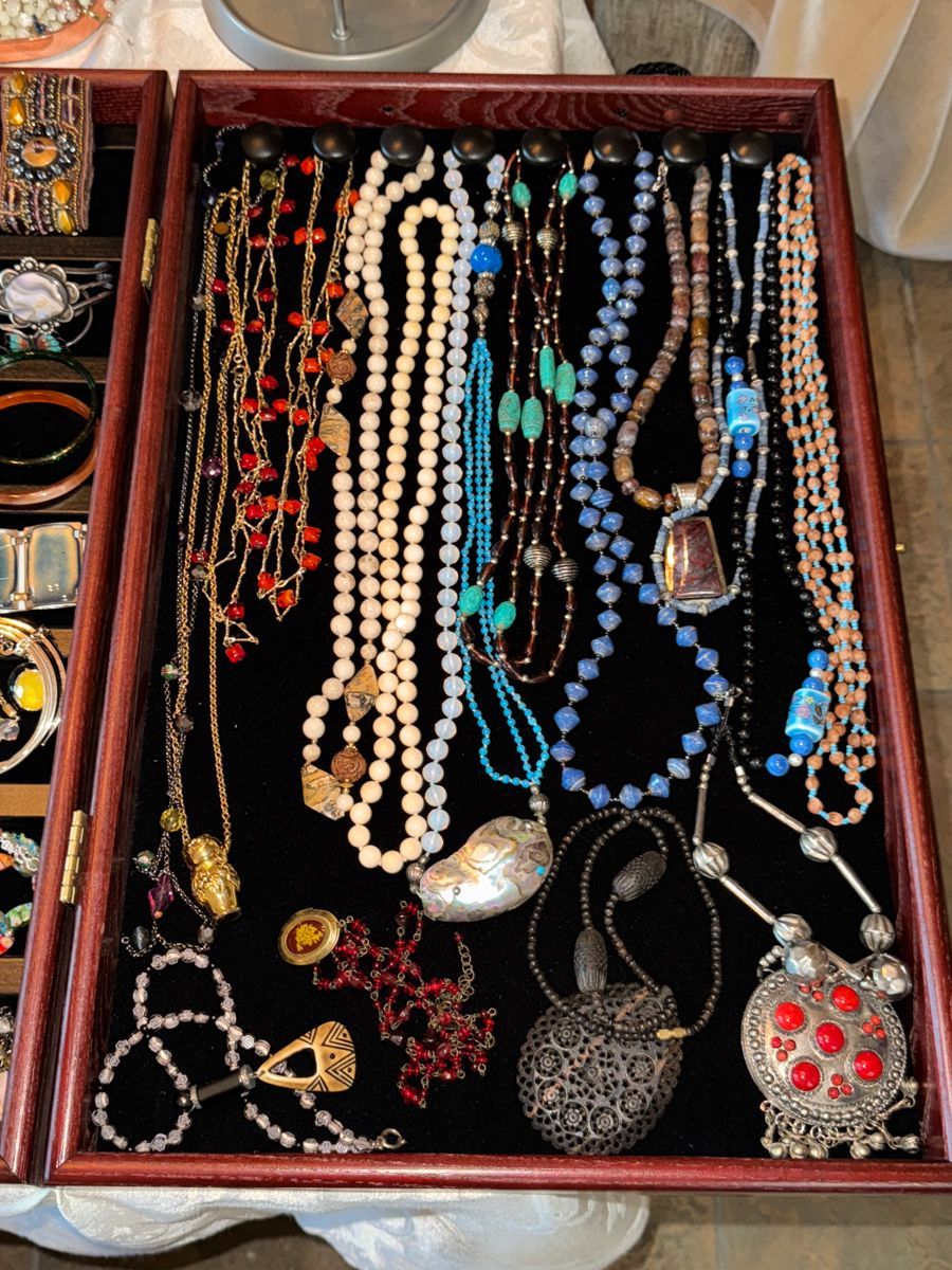 Collector's Paradise: Vintage Glass, Crystal & Eclectic Treasures - Image 49