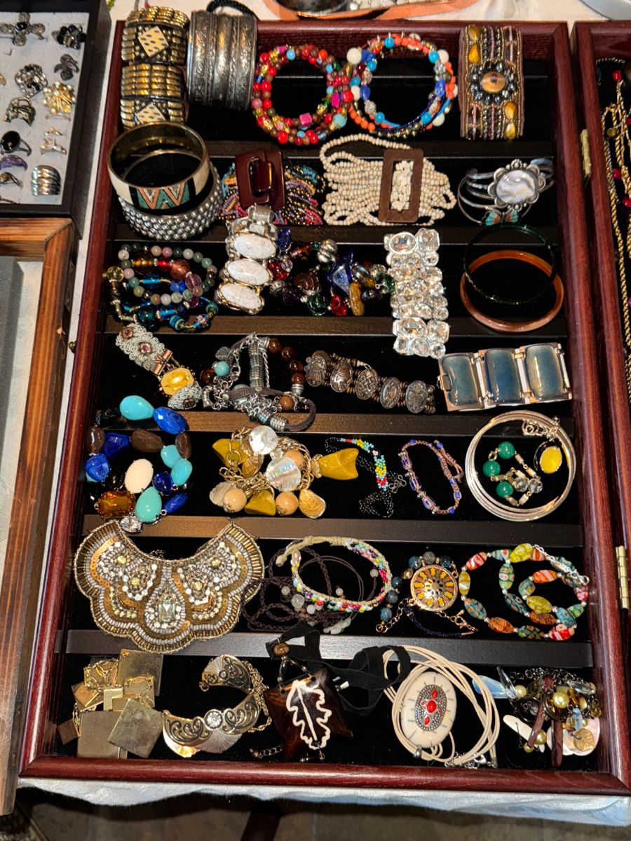Collector's Paradise: Vintage Glass, Crystal & Eclectic Treasures - Image 50