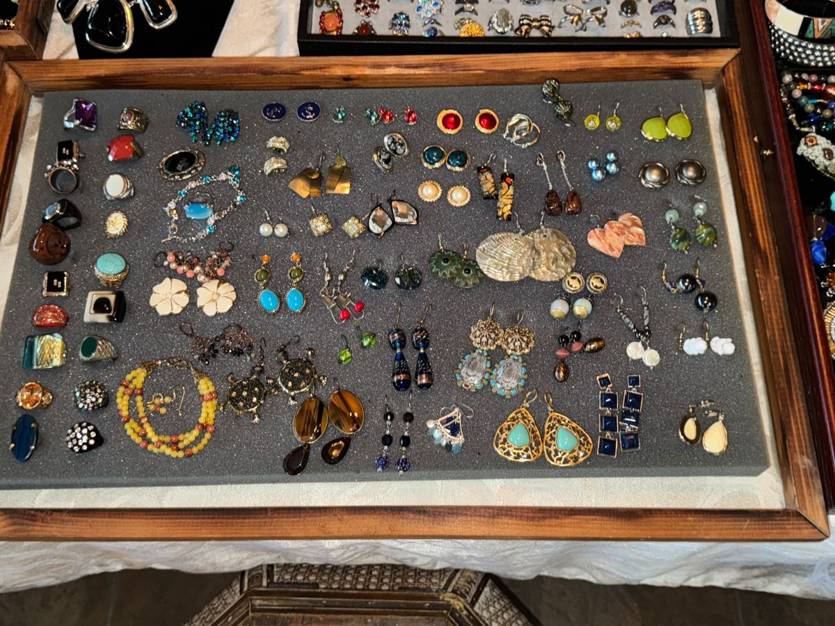Collector's Paradise: Vintage Glass, Crystal & Eclectic Treasures - Image 51