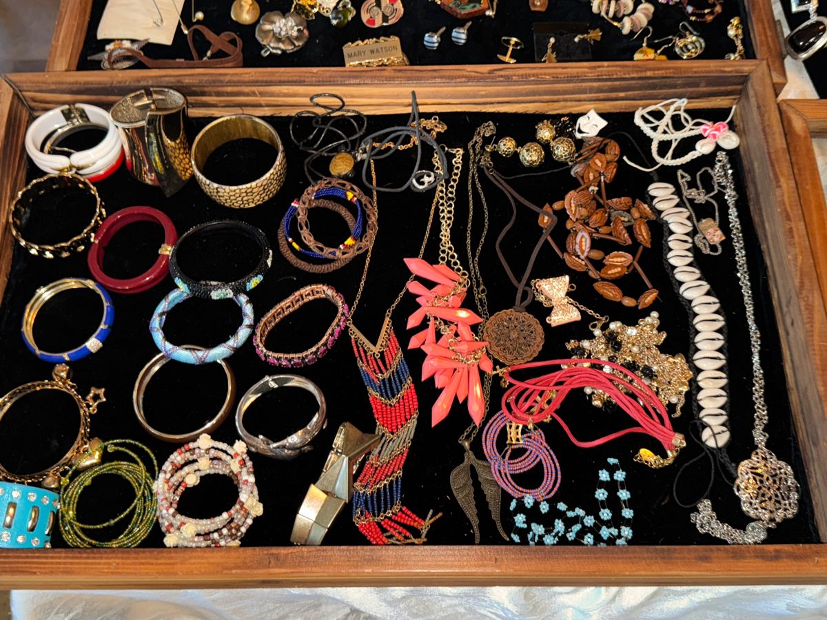 Collector's Paradise: Vintage Glass, Crystal & Eclectic Treasures - Image 52
