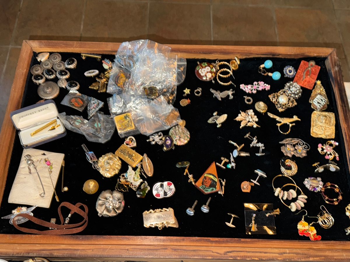 Collector's Paradise: Vintage Glass, Crystal & Eclectic Treasures - Image 53