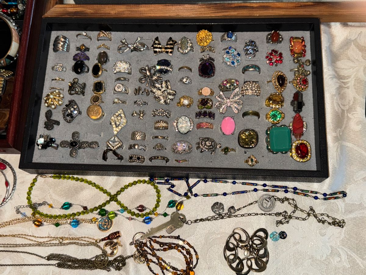 Collector's Paradise: Vintage Glass, Crystal & Eclectic Treasures - Image 54