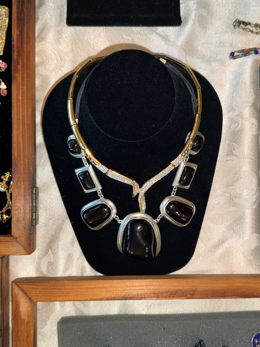 Collector's Paradise: Vintage Glass, Crystal & Eclectic Treasures - Image 55
