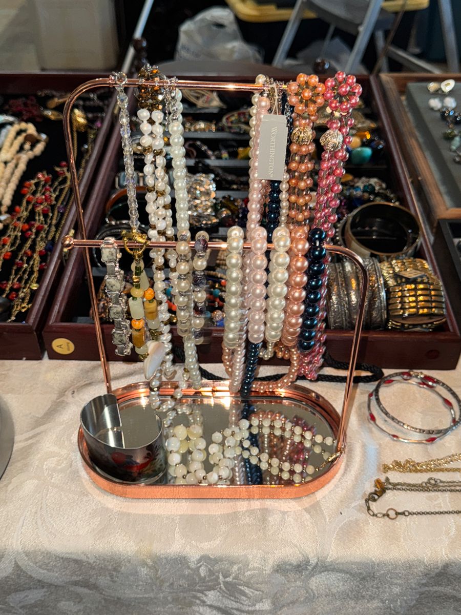 Collector's Paradise: Vintage Glass, Crystal & Eclectic Treasures - Image 57