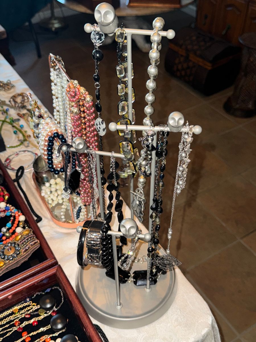 Collector's Paradise: Vintage Glass, Crystal & Eclectic Treasures - Image 58