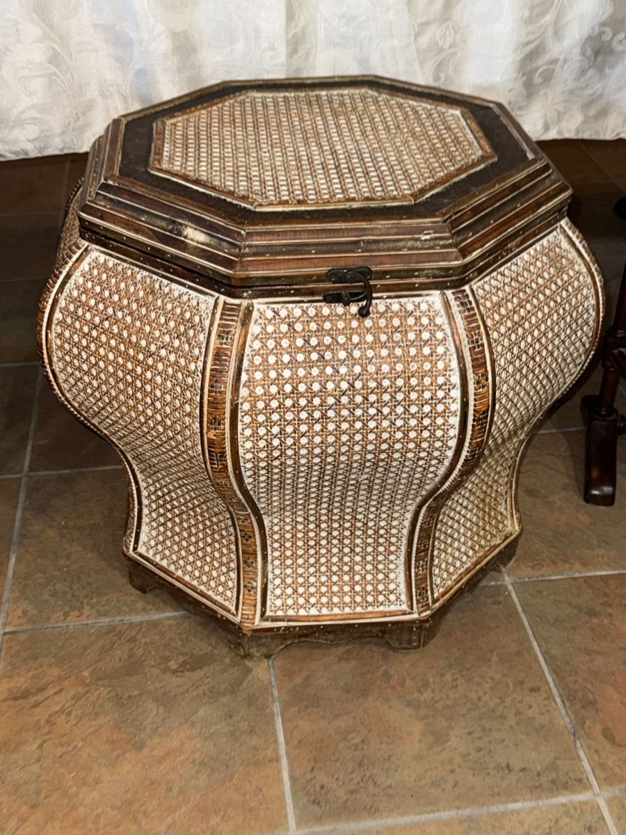 Collector's Paradise: Vintage Glass, Crystal & Eclectic Treasures - Image 60