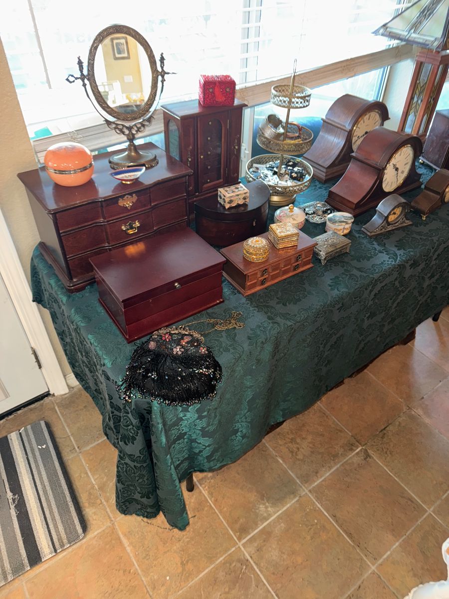 Collector's Paradise: Vintage Glass, Crystal & Eclectic Treasures - Image 70