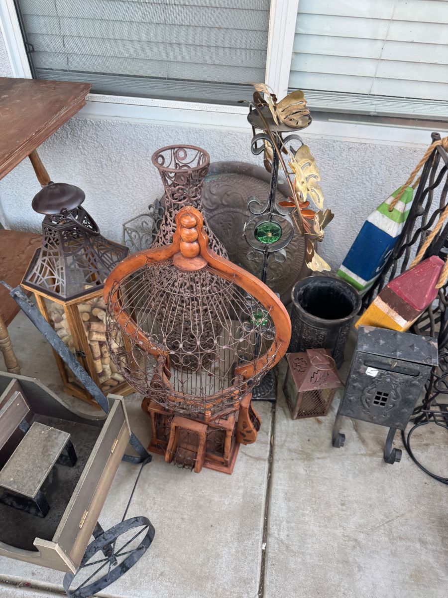Collector's Paradise: Vintage Glass, Crystal & Eclectic Treasures - Image 83
