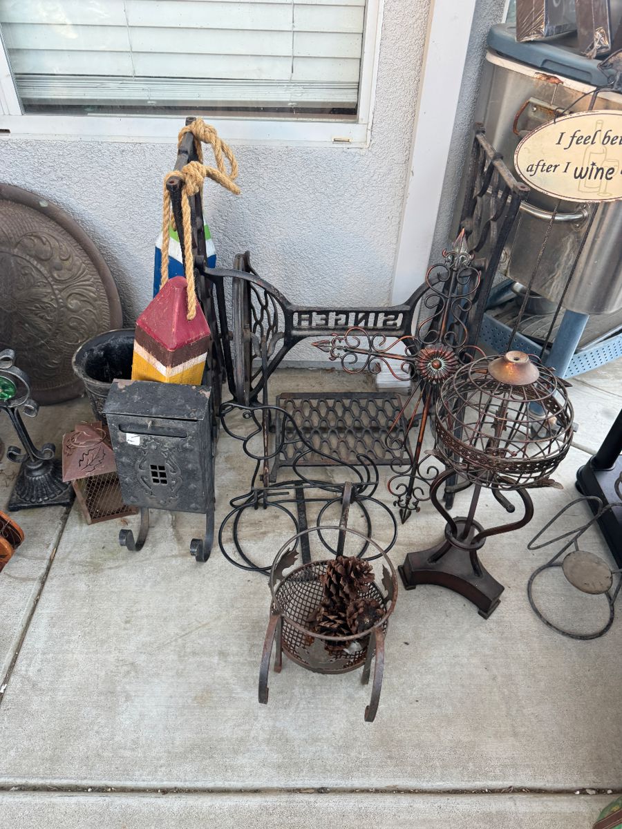 Collector's Paradise: Vintage Glass, Crystal & Eclectic Treasures - Image 84