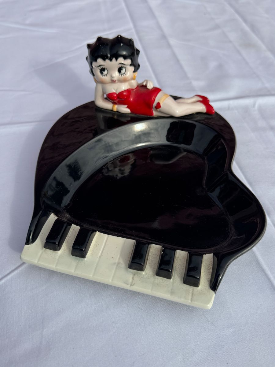 Collector's Paradise: Vintage Glass, Crystal & Eclectic Treasures - Image 95