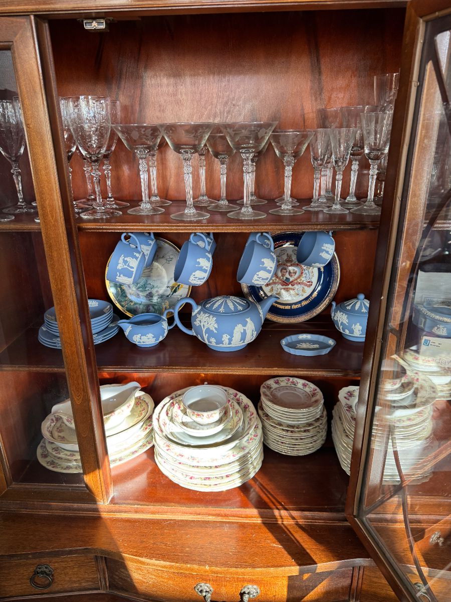 Collector's Paradise: Vintage Glass, Crystal & Eclectic Treasures - Image 103
