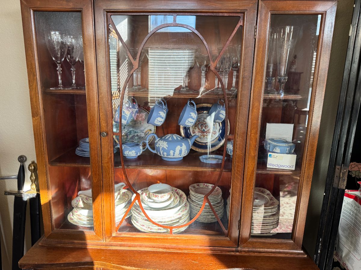 Collector's Paradise: Vintage Glass, Crystal & Eclectic Treasures - Image 104