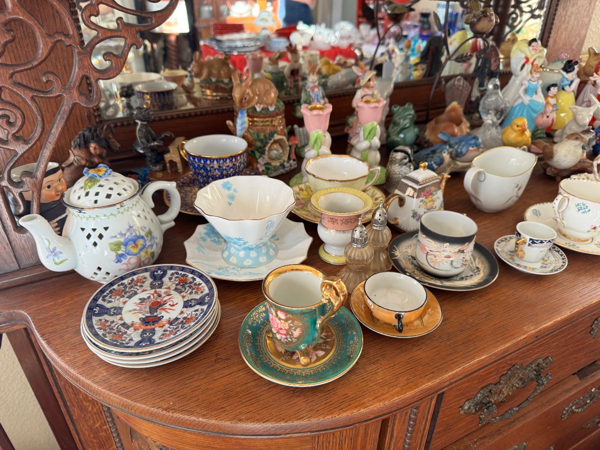 Collector's Paradise: Vintage Glass, Crystal & Eclectic Treasures - Image 106