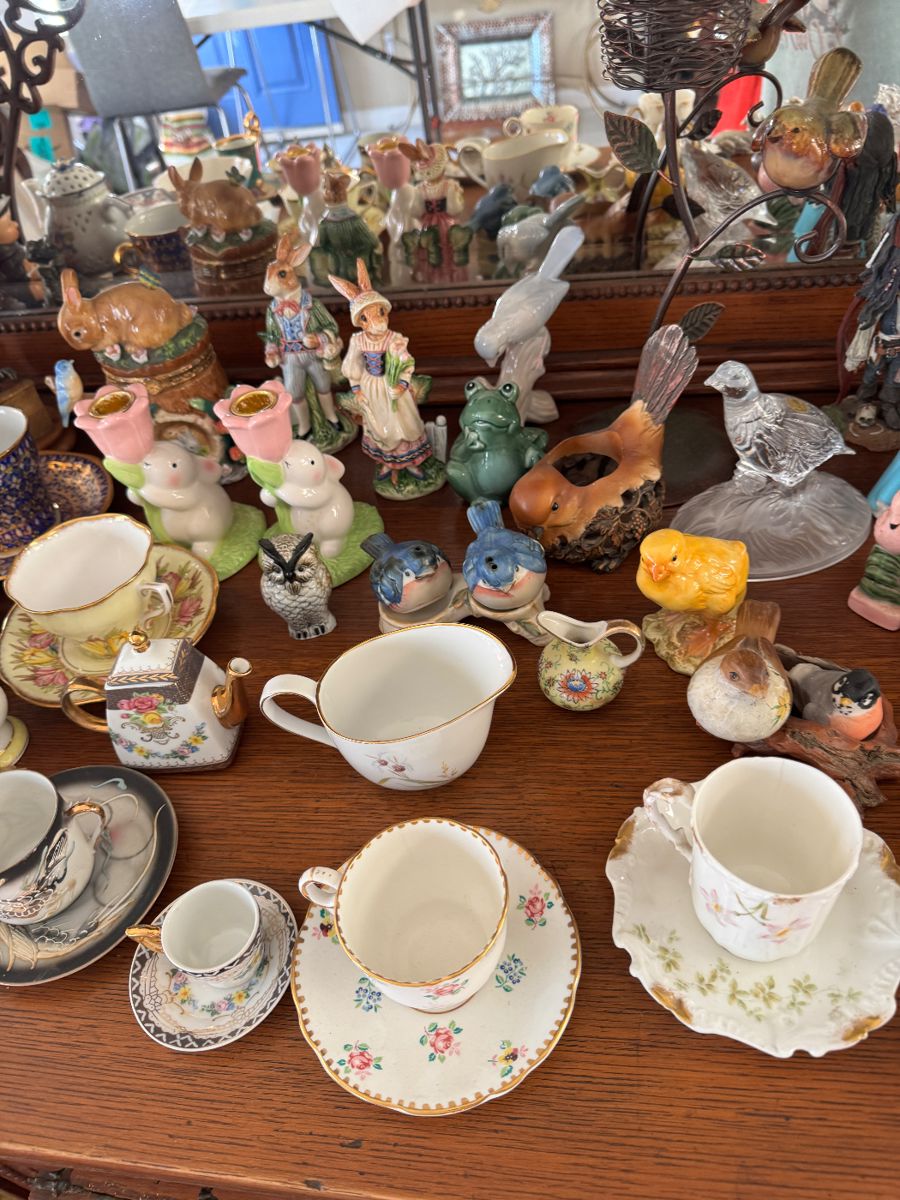 Collector's Paradise: Vintage Glass, Crystal & Eclectic Treasures - Image 107