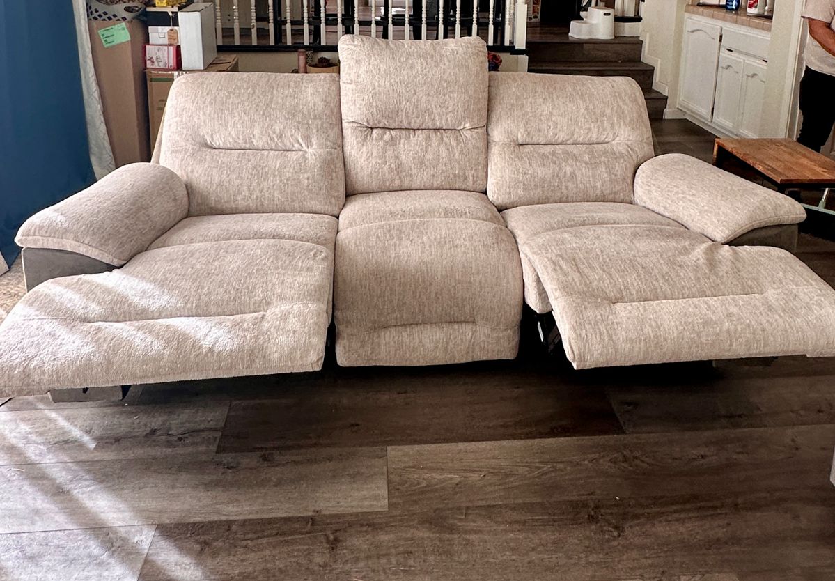 Crafty Family Home: Furniture, Appliances & Crafter's Paradise - Image 2