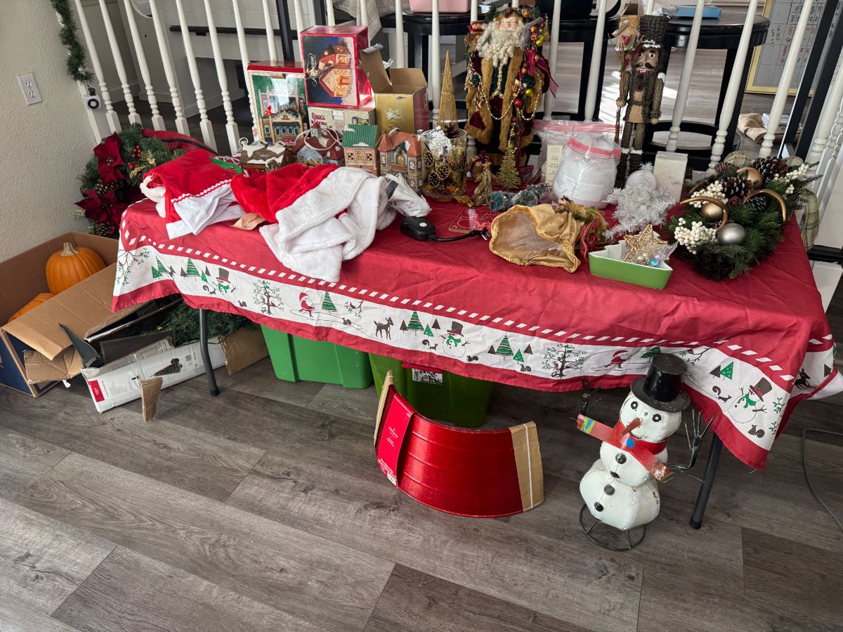 Crafty Family Home: Furniture, Appliances & Crafter's Paradise - Image 92