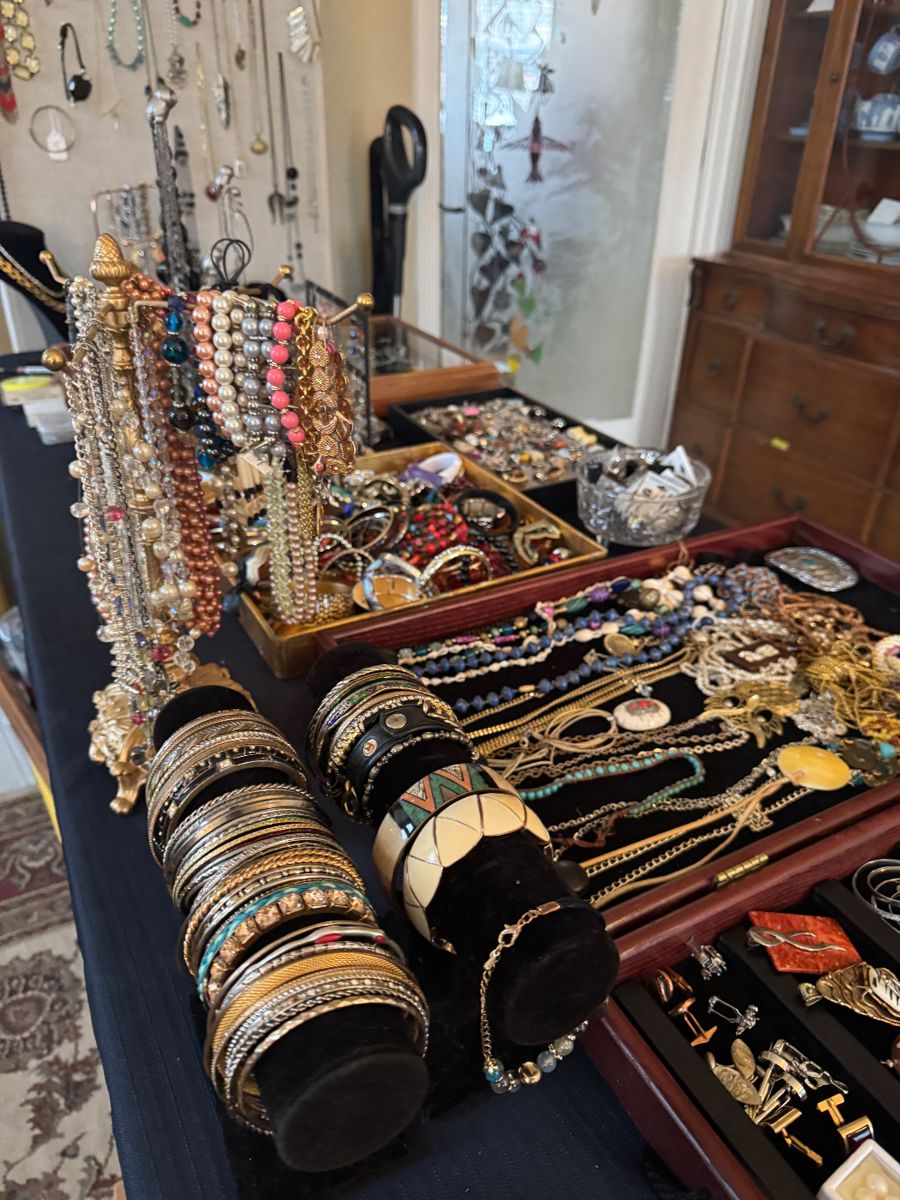 Antiques and collectibles - Image 1