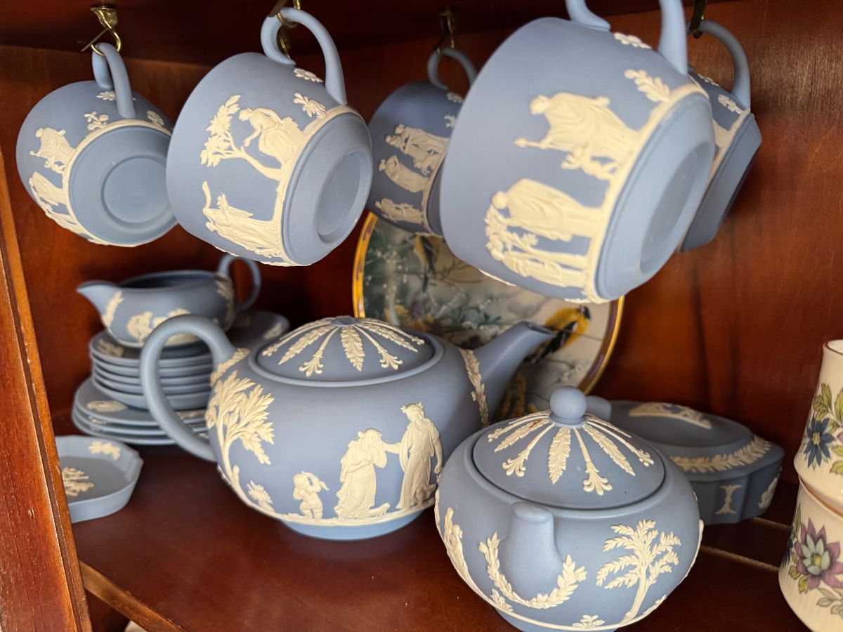 Antiques and collectibles - Image 47