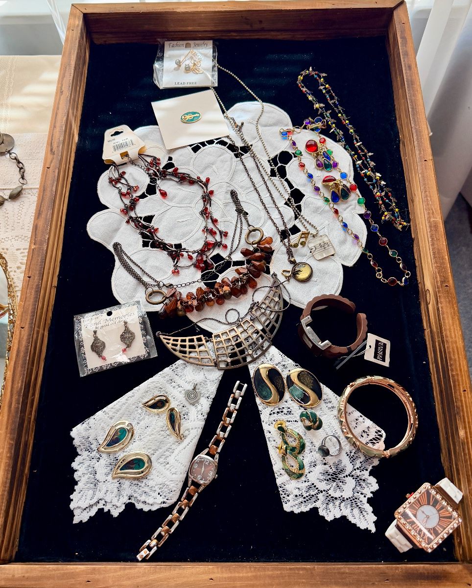 Faith, Fabric & Family: Antiques, Holiday Decor & Vintage Treasures - Image 55